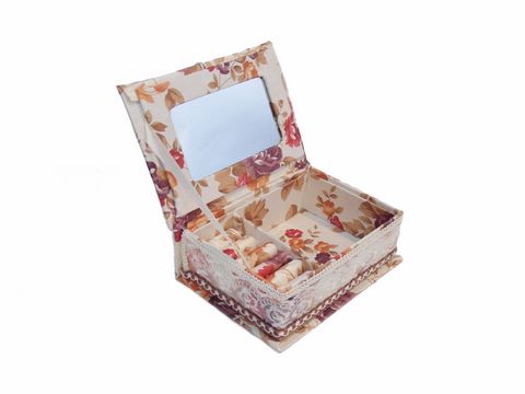 Rechteckiges Schmuckkästchen in creme mit floralem Design, 17x5 cm, Hersteller Juwelier Harnisch, ideal für Schmuckaufbewahrung und Portemonnaies.