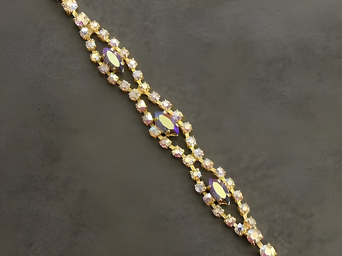 Strass Armband weiblich bunt mit goldfarbenen Elementen, Länge 19-20 cm, von Hersteller Juwelier Harnisch, ideal für elegante Anlässe, glitzernder Schmuck für jeden Stil.