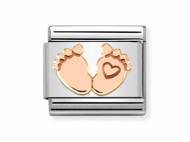 Edelstahl Charm in Roségold mit abgebildeten Kinderfüßen und einem Herz, hergestellt von Nomination, Modell Classic 430104 32, ideal für Schmuckliebhaber.
