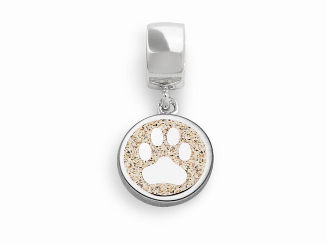Sterling Silber Anhänger Charm von DUR mit einem runden Design und einem Pfotenabdruck, das mit Strandsand gefüllt ist. Perfekt für Hundeliebhaber und als stilvolles Accessoire.