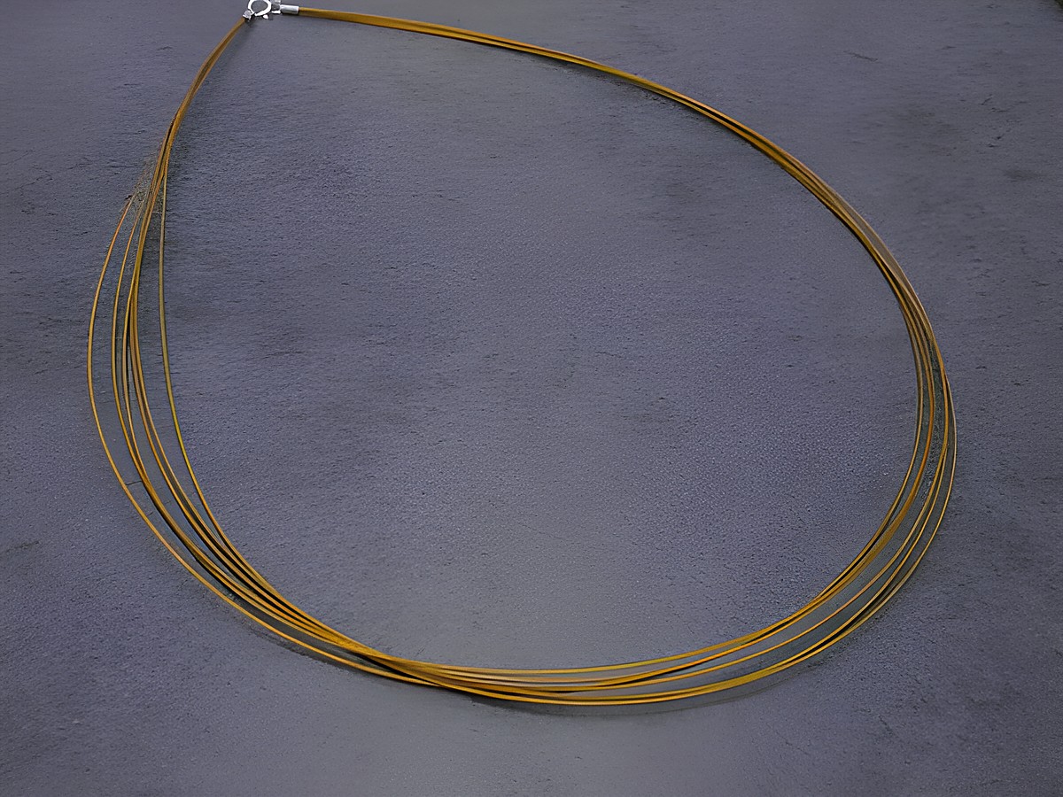 Edelstahl Choker Kette - 6-strängig - 45 cm in goldfarben mit silbernem Federring von Juwelier Harnisch. Elegantes Design, ideal für stilvolle Akzente.