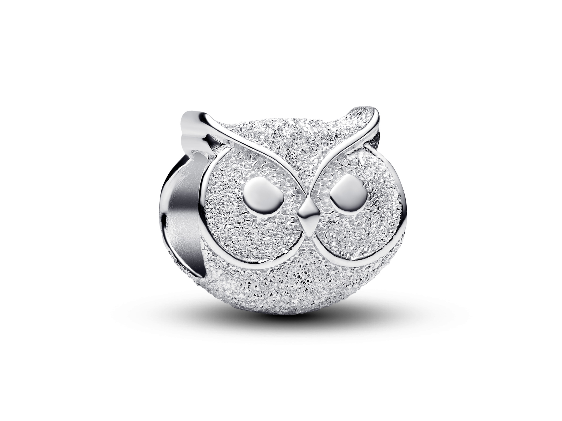 Strukturierte Eule Mini Charm aus Silber von Pandora, glänzende Oberfläche mit feinen Details und großen Augen, ideal als Schmuckstück oder Sammelobjekt, Neuheit im Onlineshop.