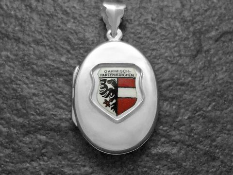 Silbernes Medaillon mit dem Stadtwappen von Garmisch-Partenkirchen, präsentiert von Juwelier Harnisch, zeigt ein kunstvoll gestaltetes Wappen mit farbigen Elementen.
