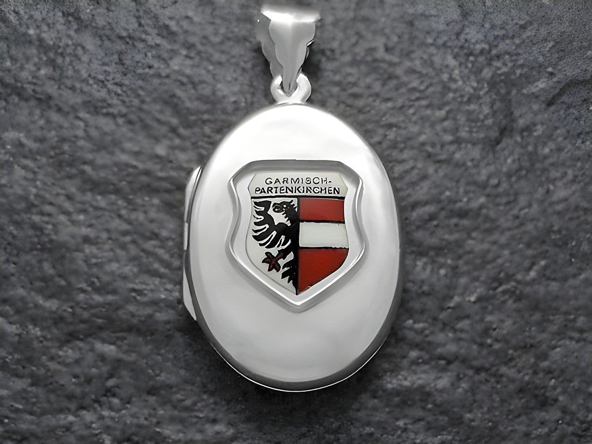 Silbernes Medaillon mit dem Stadtwappen von Garmisch-Partenkirchen, präsentiert von Juwelier Harnisch, zeigt ein kunstvoll gestaltetes Wappen mit farbigen Elementen.
