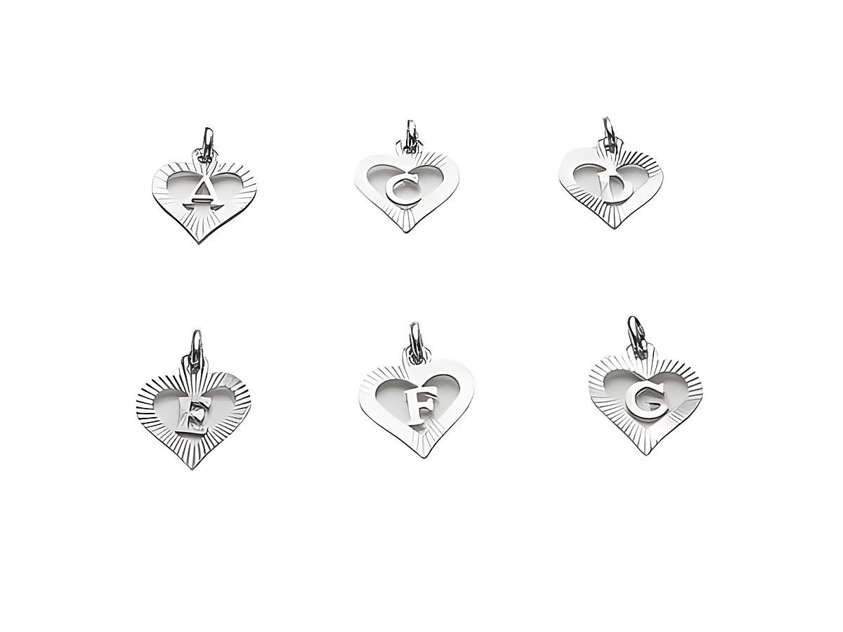 Sterling Silber Anhänger Buchstabe F in Herzform, hergestellt von Juwelier Harnisch, Teil einer Kollektion mit verschiedenen Buchstaben in ähnlichem Design.
