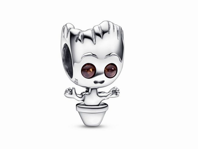 Pandora Charm 792554C01 zeigt den Marvel Baby Groot Anhänger aus Silber mit braunen Kristallen, der in einem Blumentopf sitzt und freundlich schaut. Ideal für Fans und Schmuckliebhaber.