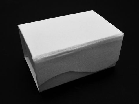 100177-1 Geschenkschachtel für Trauringe und Manschettenknöpfe in klassischem, weißen Design von Juwelier Harnisch, viereckig und elegant gestaltet, ideal für besondere Anlässe.