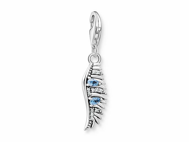 Charm-Anhänger von Thomas Sabo aus geschwärztem Sterling Silber mit Phönix Flügel Design, verziert mit synthetischem Spinell und Zirkonia in blauen und klaren Farben.