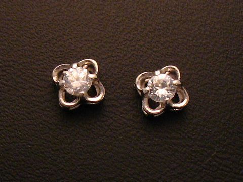 Ohrringe Blüte aus Weißgold 585 mit Zirkonia, Hersteller Juwelier Harnisch, auserlesen und elegant gestaltet, ideal für besondere Anlässe oder den Alltag.