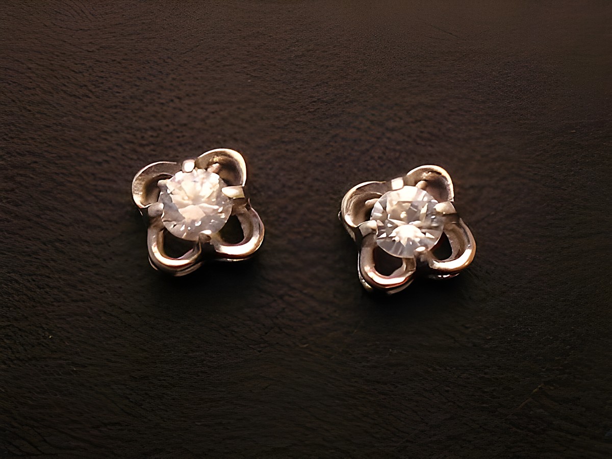 Ohrringe Blüte aus Weißgold 585 mit Zirkonia, Hersteller Juwelier Harnisch, auserlesen und elegant gestaltet, ideal für besondere Anlässe oder den Alltag.