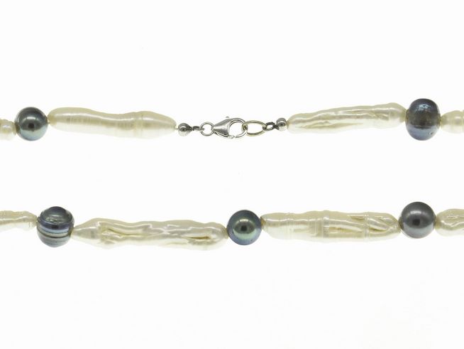 Perlenkette aus Süßwasser-Zuchtperlen in Weiß und Violett, 52 cm lang, mit Silberverschluss, gefertigt von Juwelier Harnisch, stilvolles bunter Schmuck für elegante Auftritte.