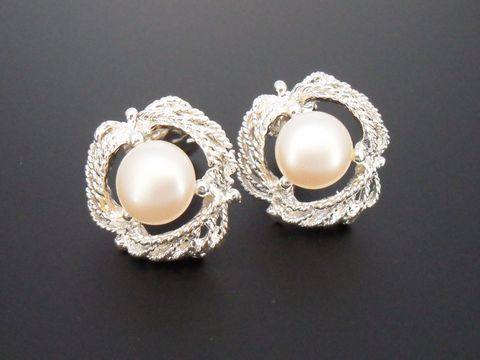 71956-0 Ohrclip 21,4 mm zeitlos silberfarben mit echter Silberauflage und Perle, Hersteller Juwelier Harnisch, elegantes Design für besondere Anlässe.