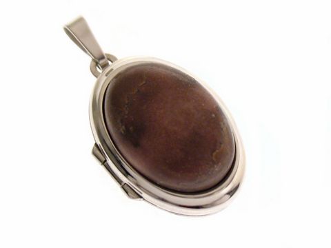 Ein ovales Crazy Horse Medaillon aus rhodiniertem Sterling Silber mit einer dunklen, glatten Oberfläche. Der Anhänger hat einen eleganten und klassischen Look, ideal für jeden Anlass.