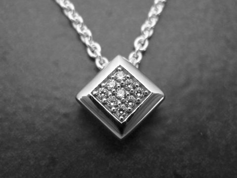 PAVE Silber Anhänger aus rhodiniertem Sterling Silber mit neun Zirkonia, hergestellt von Juwelier Harnisch, zeigt ein elegantes, quadratisches Design, ideal für jeden Anlass.
