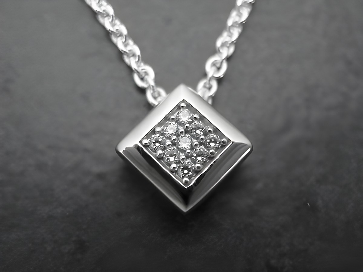 PAVE Silber Anhänger aus rhodiniertem Sterling Silber mit neun Zirkonia, hergestellt von Juwelier Harnisch, zeigt ein elegantes, quadratisches Design, ideal für jeden Anlass.
