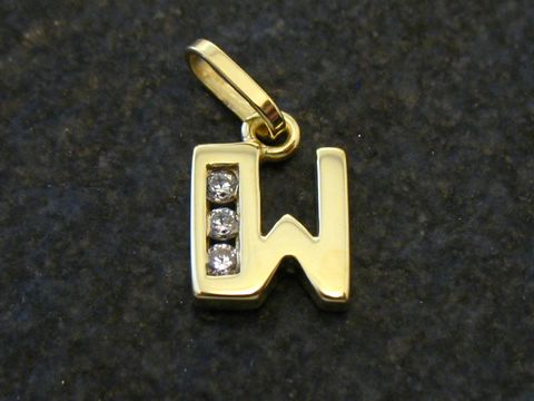 Goldener Anhänger mit dem Buchstaben W, verziert mit drei Zirkonia, hergestellt vom Juwelier Harnisch. Ideal als persönliches Schmuckstück oder Geschenk.