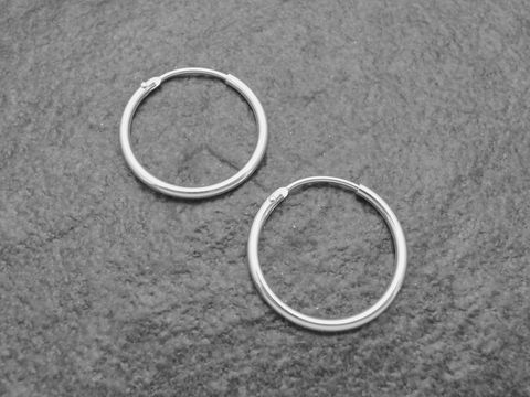 347017-0 Silber Creolen 2 cm aus rhodiniertem Sterling Silber mit einer Stärke von 1,5 mm. Hochwertige Ohrringe des Herstellers Juwelier Harnisch, ideal für jedes Outfit.