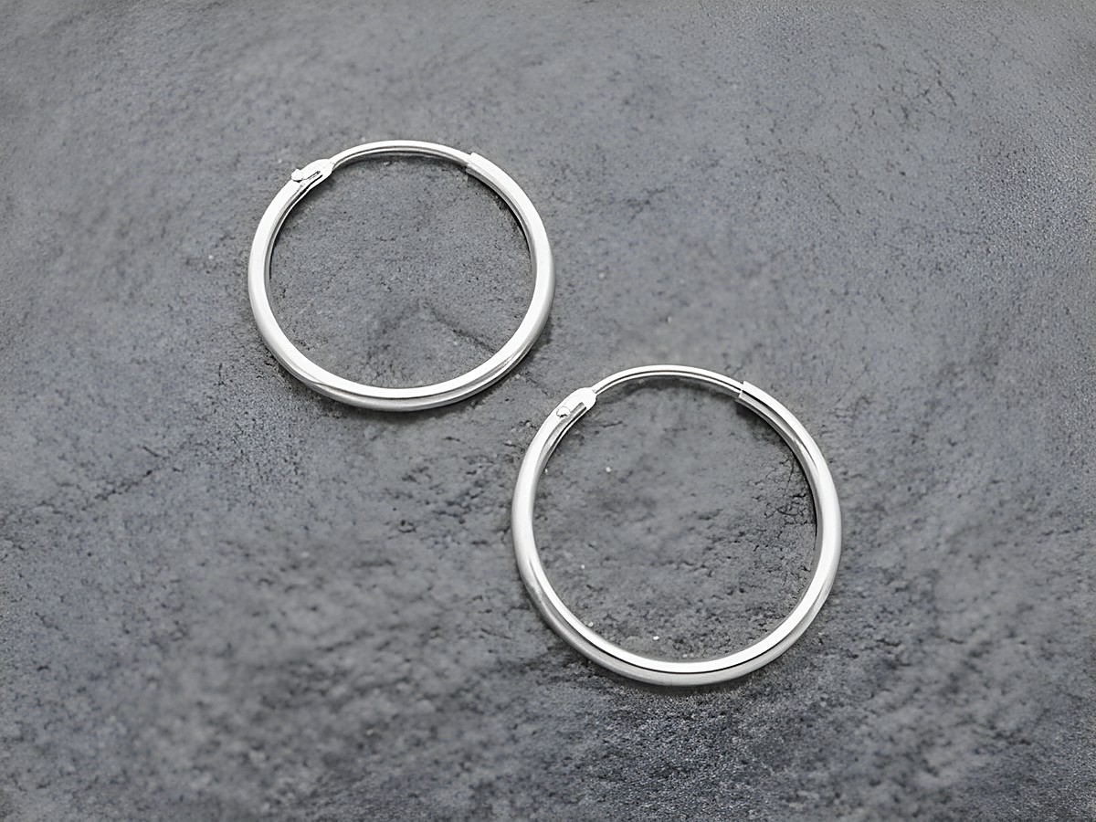 Silber Creolen 2 cm aus rhodiniertem Sterling Silber mit einer Stärke von 1,5 mm. Hochwertige Ohrringe des Herstellers Juwelier Harnisch, ideal für jedes Outfit.