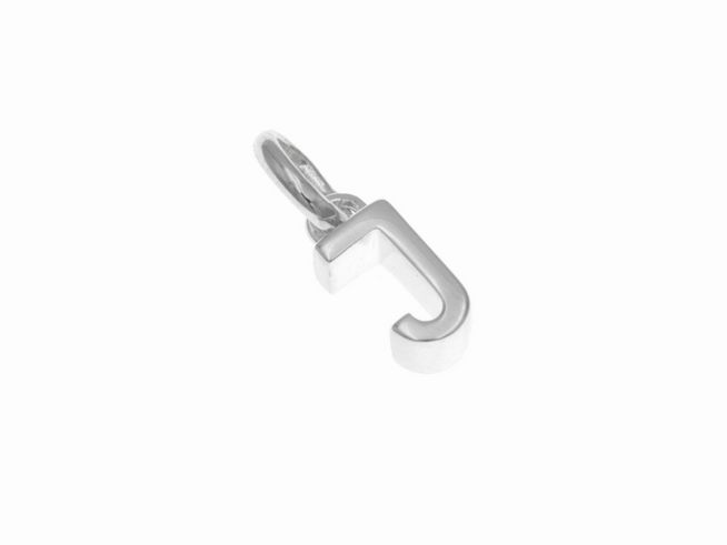 Anhänger aus poliertem Sterling Silber in Form des Buchstabens J, Hersteller Juwelier Harnisch. Der Anhänger hat eine elegante, schlichte Gestaltung für individuellen Schmuck.