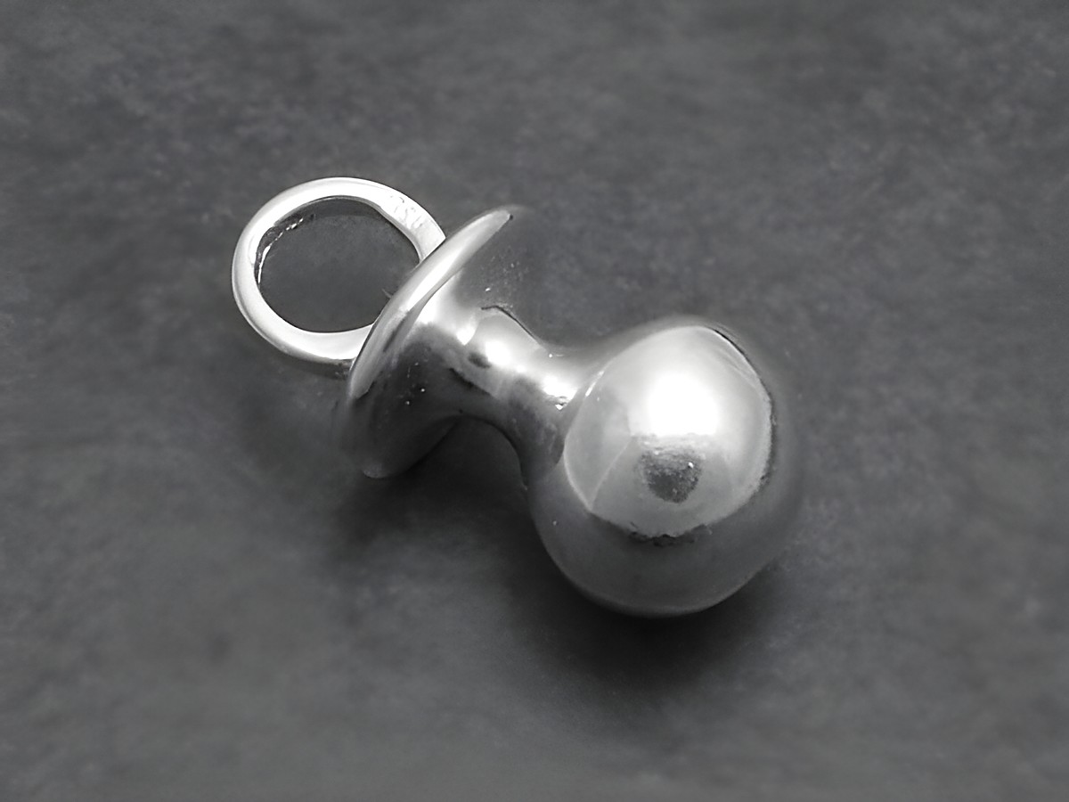 Silber Anhänger Schnuller massiv für Kinder, Hersteller Juwelier Harnisch, elegant und kindgerecht gestaltet, ideal als zierlicher Schmuck oder Geschenk für die Kleinen.