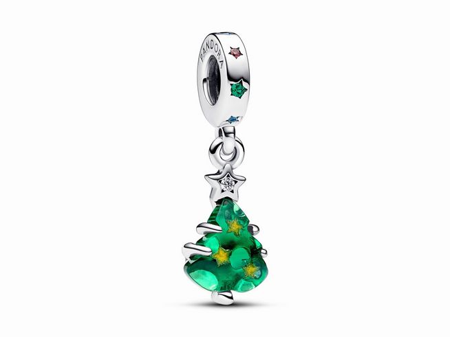 Funkelnder Weihnachtsbaum Charm-Anhänger von Pandora aus Sterling Silber mit mehrfarbigem Steinmix, einschließlich einer grünen Baumform und einer Sternapplikation.