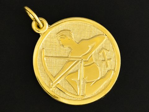 47257-0 Schütze Anhänger Gold 333 mit rundem Design, dargestellt wird das Sternzeichen Schütze, Hersteller Juwelier Harnisch. Der Anhänger ist filigran und detailreich gearbeitet.