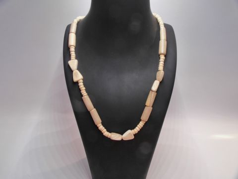 Holzkette aus naturbraunen Holzperlen in verschiedenen Formen, 60 cm lang, verleiht jedem Outfit einen natürlichen Touch, Hersteller Juwelier Harnisch.