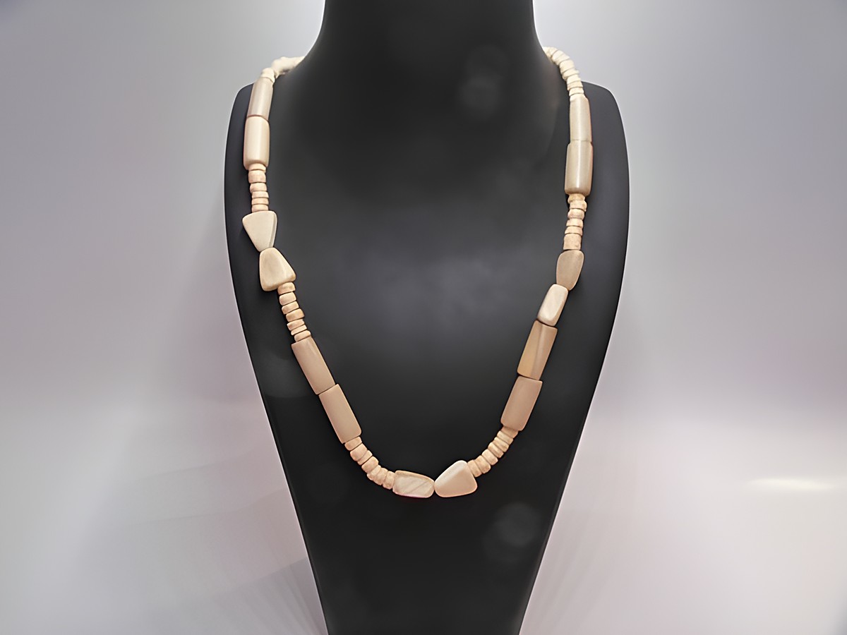 Holzkette aus naturbraunen Holzperlen in verschiedenen Formen, 60 cm lang, verleiht jedem Outfit einen natürlichen Touch, Hersteller Juwelier Harnisch.