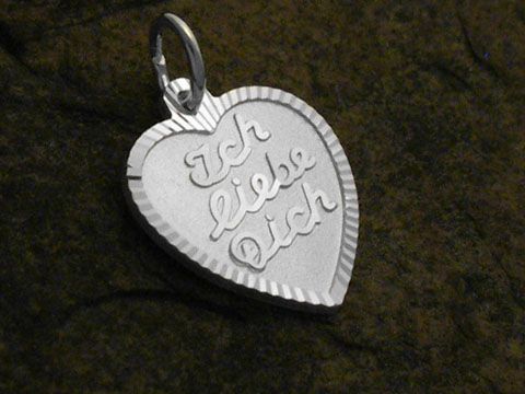 Ich liebe Dich Diamantschliff Anhänger aus Sterling Silber, gefertigt von Juwelier Harnisch, herzförmiger Anhänger mit eingravierter Schrift und einer feinen, strukturierten Oberfläche.