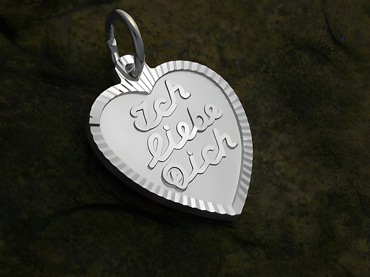 Ich liebe Dich Diamantschliff Anhänger aus Sterling Silber, gefertigt von Juwelier Harnisch, herzförmiger Anhänger mit eingravierter Schrift und einer feinen, strukturierten Oberfläche.