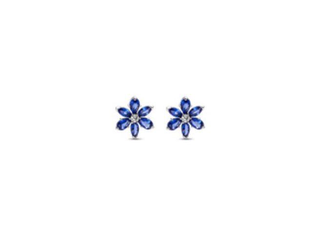 Funkennde Blaue Herbarium Cluster Ohrringe aus Sterling Silber mit einem Steinmix in Blau, designet als blütenförmige Ohrringe. Ideal für jeden Anlass.