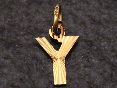 Y Gold 333 Druck Buchstaben Anhänger schlicht Hersteller Juwelier Harnisch Buchstabe Y mit einer strahlenden Oberflächenstruktur und eleganter Form. Ideal als individuelles Schmuckstück.