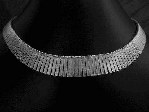 Mattiertes rhodiniertes Silber Collier in einer eleganten Form, das auf einem dunklen Untergrund präsentiert wird. Die Kette misst 40 bis 44 cm und strahlt zeitlosen Stil aus.