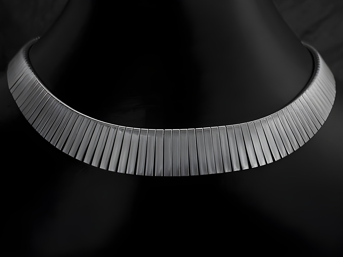 Mattiertes rhodiniertes Silber Collier in einer eleganten Form, das auf einem dunklen Untergrund präsentiert wird. Die Kette misst 40 bis 44 cm und strahlt zeitlosen Stil aus.