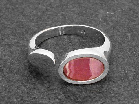 Futuristischer Silberring mit variabler Größe, Rhodochrosit Stein, rhodiniert, hergestellt von Juwelier Harnisch, elegantes und modernes Design.