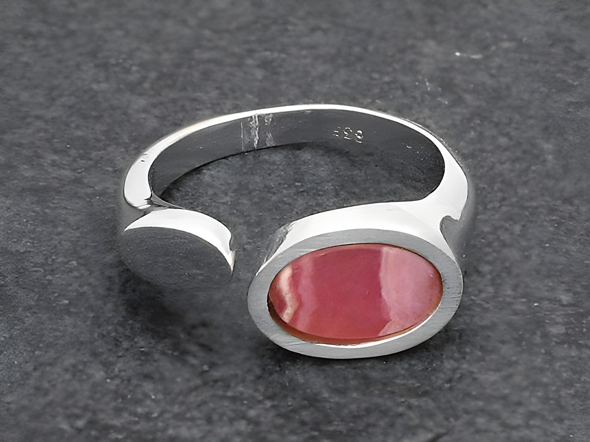 Futuristischer Silberring mit variabler Größe, Rhodochrosit Stein, rhodiniert, hergestellt von Juwelier Harnisch, elegantes und modernes Design.