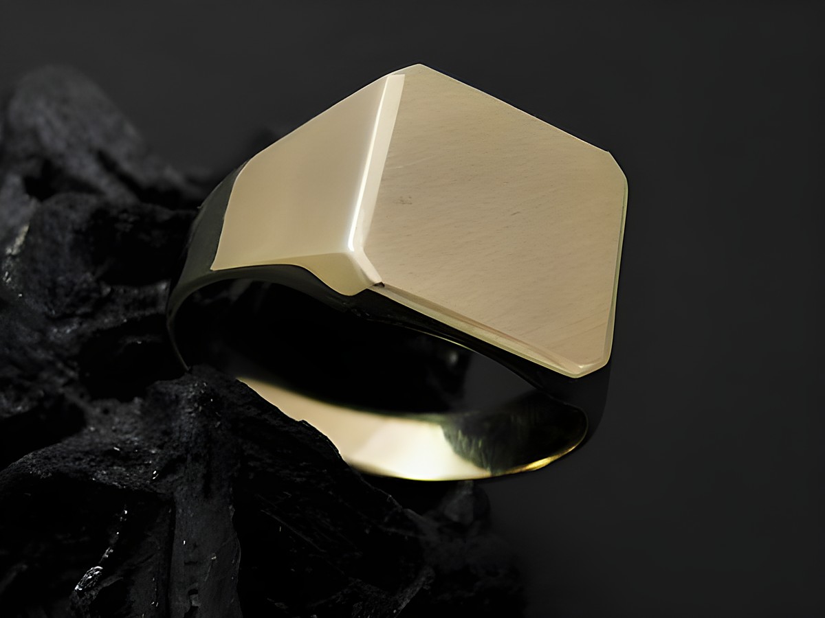Goldring vielseitig Gold 333 in Gr. 64, Hersteller Juwelier Harnisch, über Gr. 60/19, mit quadratischer, glatter Fläche und kontrastierendem, glänzendem Finish auf schwarzem Hintergrund.