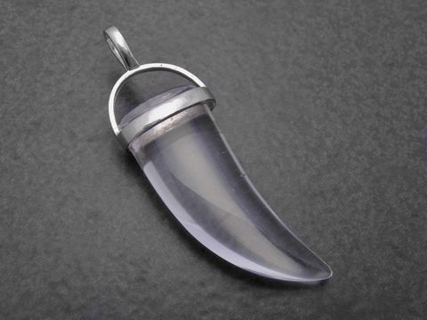 Bergkristall Zahn Anhänger aus Sterling Silber, elegant geformt mit klarer Oberfläche, der perfekt als modisches Schmuckstück im Tierdesign geeignet ist.