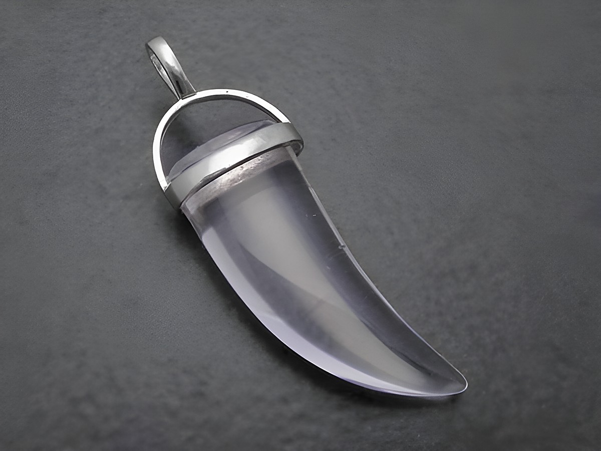 Bergkristall Zahn Anhänger aus Sterling Silber, elegant geformt mit klarer Oberfläche, der perfekt als modisches Schmuckstück im Tierdesign geeignet ist.
