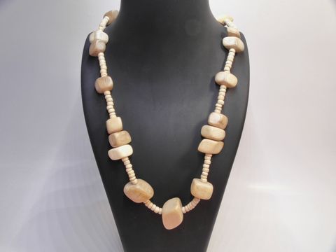 Holzkette Multiform 28 mm naturbraun 60 cm aus Holz, schickes Schmuckstück von Juwelier Harnisch, ideale Accessoire für verschiedene Outfits, weich glänzende Oberfläche.