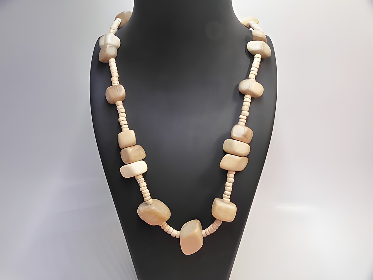 Holzkette Multiform 28 mm naturbraun 60 cm aus Holz, schickes Schmuckstück von Juwelier Harnisch, ideale Accessoire für verschiedene Outfits, weich glänzende Oberfläche.