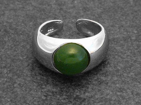 Silberring rho mit verstellbarer Größe, plastrisch verarbeitet, besetzt mit einem runden grünen Jade-Stein, rhodiniert, vom Hersteller Juwelier Harnisch.