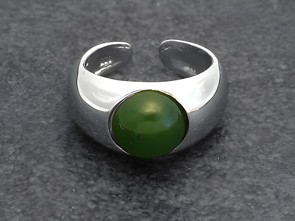 Silberring rho mit verstellbarer Größe, plastrisch verarbeitet, besetzt mit einem runden grünen Jade-Stein, rhodiniert, vom Hersteller Juwelier Harnisch.