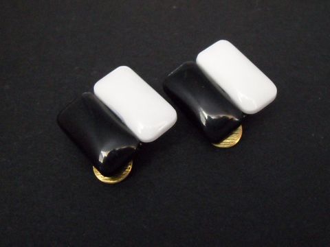 71837-0 Ohrclip in zeitlosem Schwarz-Weiß Design mit goldfarbenen Akzenten aus Kunstharz, hergestellt von Juwelier Harnisch, elegant und modisch.