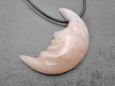 Mondgesicht Anhänger aus milchigem braunem Aragonit mit ausdrucksstarker Gestaltung, inklusive 1 Meter Lederband, hergestellt von Juwelier Harnisch, idealer Edelstein Schmuck.