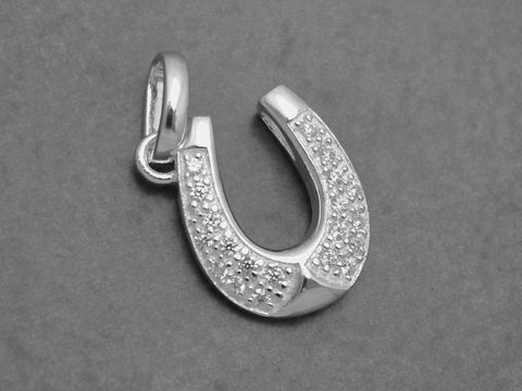 Hufeisen Sterling Silber Anhänger mit Zirkonia, gefertigt von Juwelier Harnisch, dient als Glücksbringer und verleiht jedem Outfit eine elegante Note.