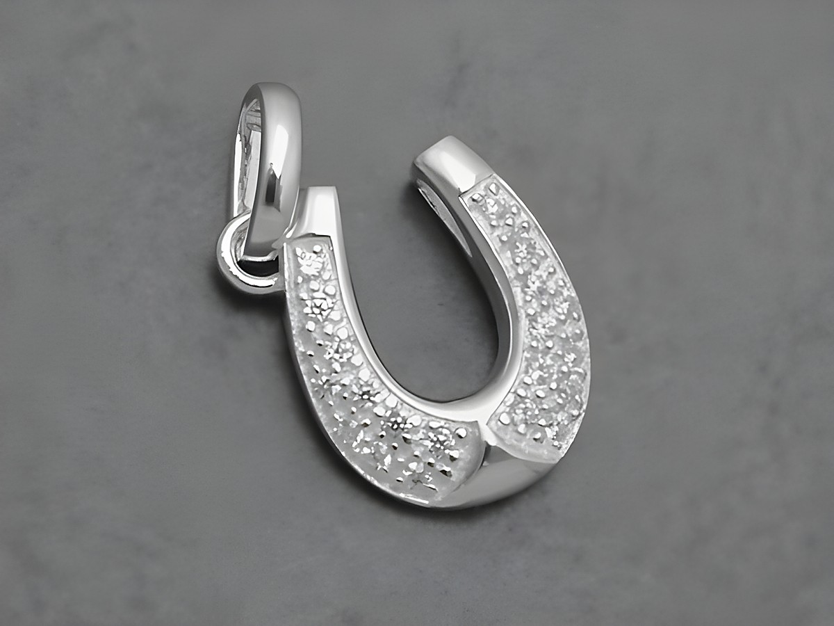 Hufeisen Sterling Silber Anhänger mit Zirkonia, gefertigt von Juwelier Harnisch, dient als Glücksbringer und verleiht jedem Outfit eine elegante Note.