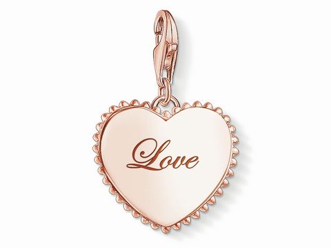 Charm-Anhänger in Herzform aus Silber mit der Gravur Love, verziert mit einer wellenförmigen Kante, ideal für persönliche Schmuckstücke von Thomas Sabo.