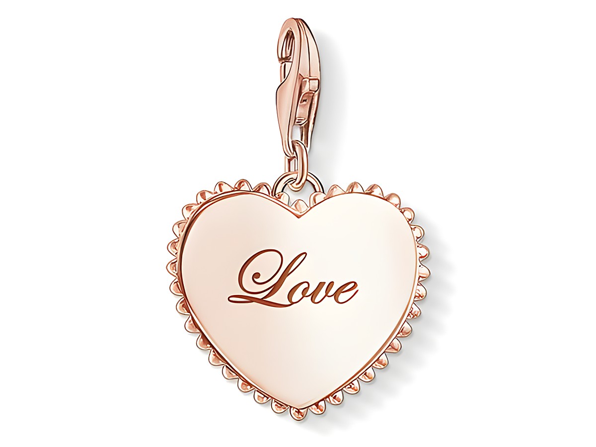 Charm-Anhänger in Herzform aus Silber mit der Gravur Love, verziert mit einer wellenförmigen Kante, ideal für persönliche Schmuckstücke von Thomas Sabo.