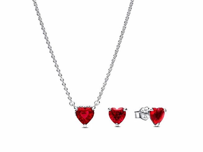 Schmuckset von Pandora mit einem funkelnden Herz-Anhänger und passenden Ohrringen aus Sterling Silber, verziert mit roten Zirkonia-Steinen im Lovely Hearts Design.